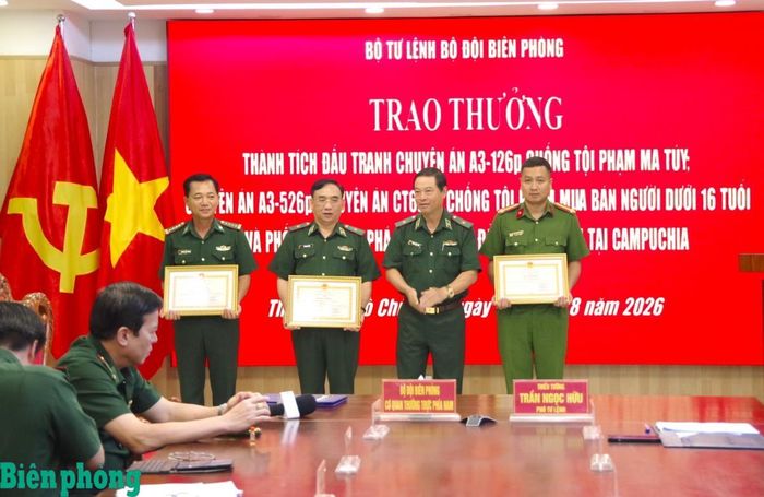 Thiếu tướng Trần Ngọc Hữu trao Bằng khen của Bộ Quốc phòng cho các đơn vị. Ảnh: Lê Khoa