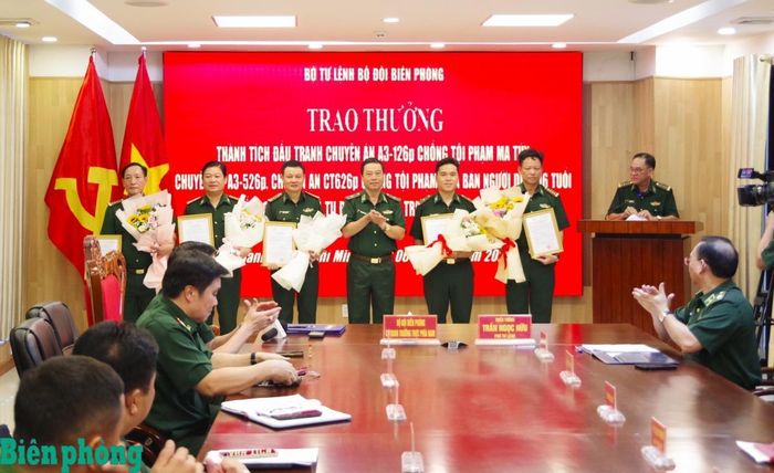 Thiếu tướng Trần Ngọc Hữu trao thưởng nóng của Bộ Tư lệnh Bộ đội Biên phòng cho các đơn vị. Ảnh: Lê Khoa