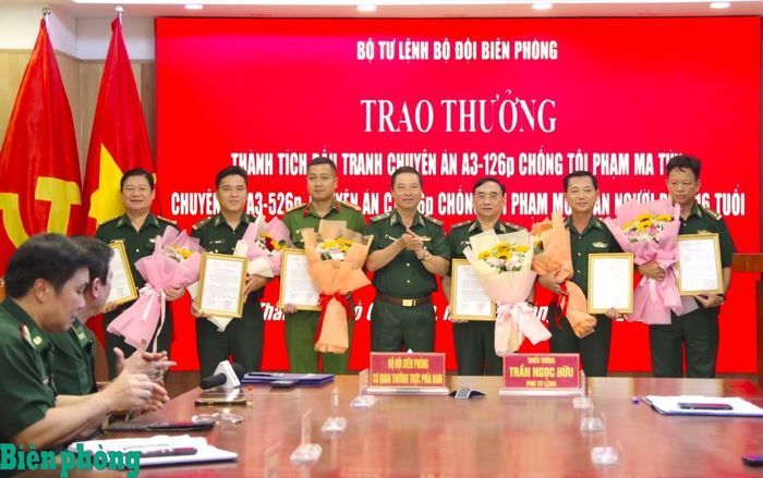 Thiếu tướng Trần Ngọc Hữu trao thưởng nóng của Ban Chỉ đạo 1389 Bộ Quốc phòng cho các đơn vị. Ảnh: Lê Khoa