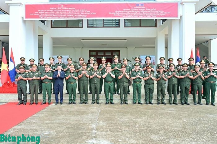 Đại tướng Nguyễn Trọng Nghĩa chụp ảnh cùng các đại biểu Trường Lý luận Chính trị Quân đội nhân dân Lào. Ảnh: CTV