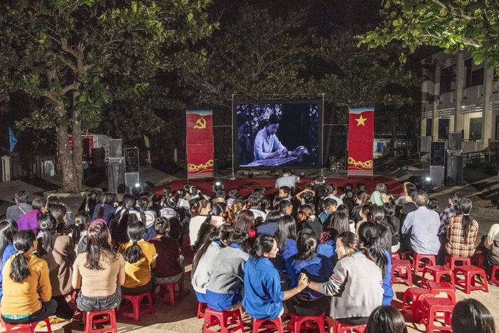 Xã Đặng Thùy Trâm tổ chức cho đồng bào xem phim “Đừng đốt”. Ảnh: Lê Văn Chương
