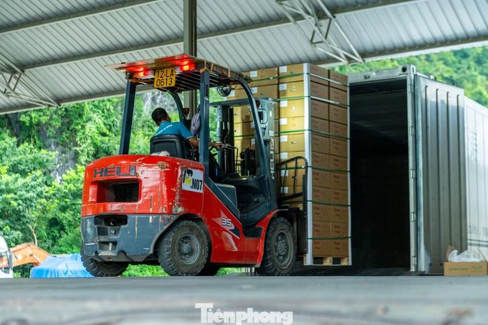  Trao đổi với PV Tiền Phong, bà Phan Thị Liên - Phó Đội trưởng Hải quan Cửa khẩu Tân Thanh - cho biết, mỗi ngày cán bộ hải quan tại đây tiếp nhận hàng trăm tờ khai xuất nhập khẩu hàng hóa giữa hai nước. Hàng hóa từ Việt Nam xuất đi chủ yếu là hoa quả tươi, trái cây trong khi hàng hóa từ Trung Quốc nhập về là máy móc, thiết bị phục vụ sản xuất đặc biệt là ô tô. 