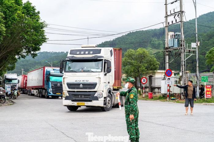 Cùng với đó, việc quản lý, điều tiết phương tiện được các lực lượng chức năng triển khai chủ động, góp phần duy trì hoạt động thông quan thông suốt, nhất là đối với nhóm hàng nông sản, hoa quả tươi đang bước vào thời điểm xuất khẩu cao. Tổng lượng phương tiện thông quan qua các cửa khẩu trên địa bàn duy trì bình quân khoảng 1.700 - 1.850 xe/ngày.