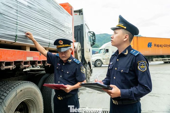  "Cán bộ hải quan xác định mục tiêu làm hết việc không làm hết giờ để đảm bảo thuận lợi nhất cho các doanh nghiệp XNK, đặc biệt là mặt hàng trái cây, hoa quả tươi. Chúng tôi tổ chức phân luồng xanh đối với các doanh nghiệp XNK uy tín, đảm bảo thời gian thông quan trong ngày để chất lượng nông sản đảm bảo tốt nhất xuất sang nước bạn", bà Liên chia sẻ. 