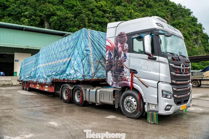 Anh Lê Hữu Ca - lái xe tỉnh Tây Ninh - cho biết thường xuyên chở quả Thanh Long tươi từ Tây Ninh đến cửa khẩu Tân Thanh để xuất khẩu. "Thời gian gần đây lượng xe hoa quả tới Tân Thanh để xuất khẩu tăng lên rõ, dù vậy phương tiện vào bến bãi khu vực cửa khẩu khá thuận tiện, không bị ùn ứ lâu. Cán bộ hải quan, biên phòng cũng làm thủ tục thông quan khá nhanh và hầu hết các xe không gặp phải vướng mắc nào lớn", anh Ca chia sẻ
