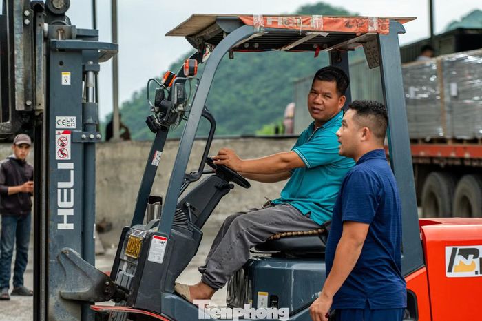 Đại diện Chi cục Hải quan khu vực VI cho biết Lạng Sơn có lợi thế lớn trong xuất nhập khẩu hàng hóa khi nằm cách Hà Nội (Việt Nam) khoảng 160 km và Nam Ninh (Trung Quốc) khoảng 230 km. Cùng với việc thủ tục XNK thông quan thuận lợi giúp hàng hóa lưu thông giữa hai đầu Việt Nam - Trung Quốc chỉ kéo dài trong khoảng 24h, rất thuận tiện.