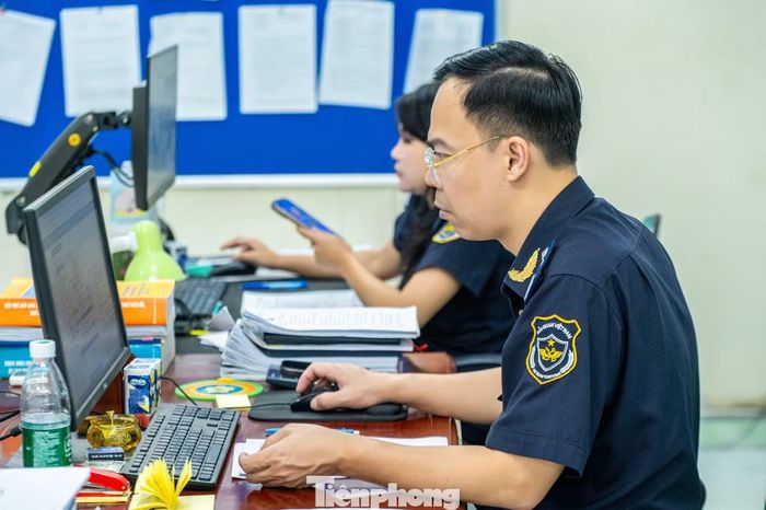 Riêng trong tháng 7/2025, Chi cục tiếp nhận 2.623 doanh nghiệp tham gia hoạt động XNK đến mở tờ khai hải quan (tăng 146 doanh nghiệp so với tháng 6/2026, tương ứng 5,9%). Lũy kế từ đầu năm 2025 đến nay số doanh nghiệp làm thủ tục mở tờ khai tại Lạng Sơn đạt 5.631 doanh nghiệp, tăng 31% so với cùng kỳ năm 2025, trong đó có 2.500 doanh nghiệp mới.