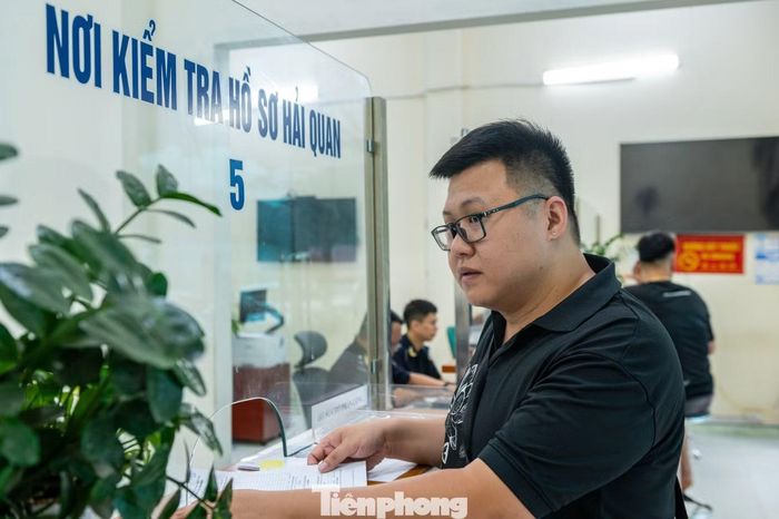 Anh Lê Hồ Hải - đại diện Công ty TNHH vận tải quốc tế Fukang - đang làm thủ tục mở tờ khai cho lô hàng nông sản. Anh cho biết doanh nghiệp rất quan tâm đến thời gian thông quan, đặc biệt với hàng hóa là nông sản, hoa quả tươi, càng rút ngắn được thời gian chờ đợi thì càng giảm chi phí và hạn chế rủi ro về chất lượng. "Tôi mong muốn ngành hải quan tiếp tục cải cách, rút ngắn thủ tục thuận lợi. Doanh nghiệp của chúng tôi cùng các đơn vị XNK cũng đang tích cực kéo thêm nhiều đơn hàng, đặc biệt là nông sản về đây để xuất đi Trung Quốc", anh Hải chia sẻ.