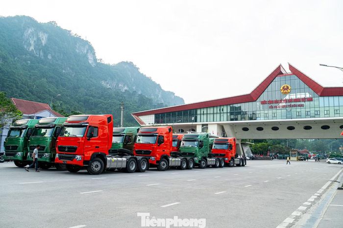 Tại các cửa khẩu còn lại của Lạng Sơn như Đồng Đăng, Chi Ma, Hữu Nghị, hàng hóa cũng tấp nập được vận chuyển qua lại giữa hai nước.