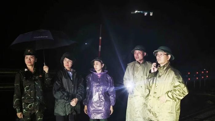 Lãnh đạo UBND tỉnh Sơn La và xã Muổi Nọi có mặt tại hiện trường chỉ đạo khắc phục hậu quả.