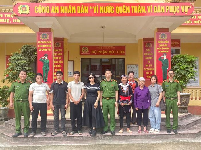 Chị Triệu Thị Chíp (mặc trang phục dân tộc Dao) đoàn tụ với chị Hà Thị Huân (đeo kính đen) và gia đình sau 48 năm thất lạc. Ảnh: Công an xã Lâm Giang, tỉnh Lào Cai.