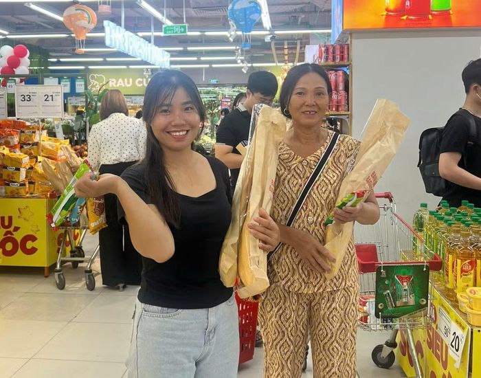 Chị Triệu Thị Chíp (áo vàng) và con dâu cả được gia đình đưa đi chơi ở quê Hưng Yên. Ảnh: NDCC.