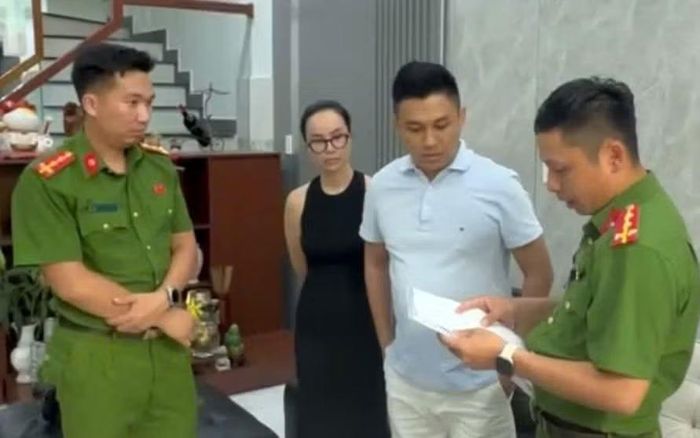 Cơ quan CSĐT – Công an TP Hải Phòng thi hành lệnh khám xét nơi ở của Châu Đức Lâm.