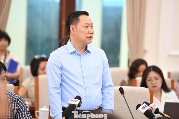 GS.TS Nguyễn Tiến Thảo thông tin phương án xét tuyển đại học đối với những thí sinh tại điểm thi Trường THPT Chuyên Tuyên Quang. Ảnh: Dương Triều