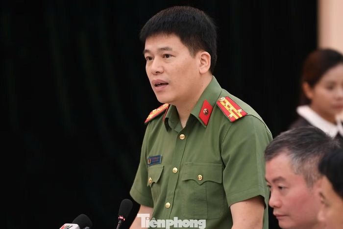 Đại tá Trần Hồng Quang, Phó cục trưởng Cục An ninh Chính trị nội bộ (Bộ Công an) thông tin phương án xét tuyển vào trường công an đối với những thí sinh tại điểm thi Trường THPT Chuyên Tuyên Quang. Ảnh: Dương Triều
