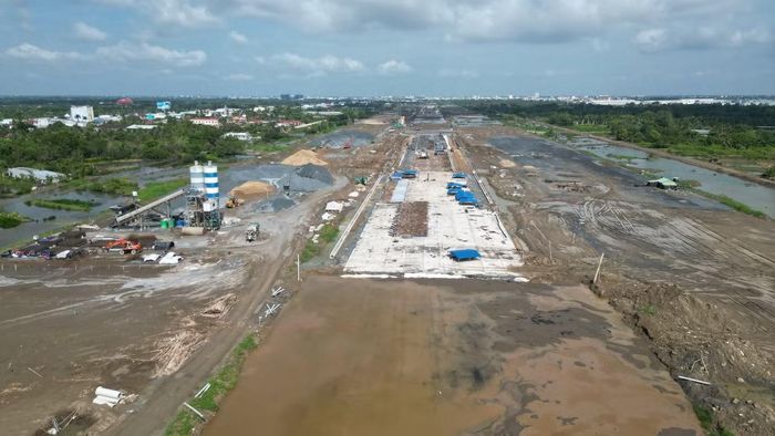 Đường cất hạ cánh sân bay Cà Mau được xây mới dài 2,4 km, rộng 45 m, đảm bảo khai thác máy bay thân hẹp A320/321 và tương đương.