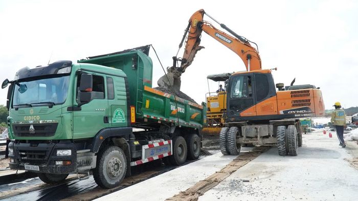Dự án mở rộng, nâng cấp Cảng hàng không Cà Mau có 2 cấu phần, trong đó phần đầu tư đường băng, sân đỗ và nhà ga hành khách có tổng mức đầu tư khoảng 2.400 tỷ đồng, do Tổng Công ty Cảng hàng không Việt Nam (ACV) làm chủ đầu tư, khởi công ngày 19/8/2025. Để phục vụ thi công, sân bay tạm dừng hoạt động 12 tháng, từ ngày 1/11/2025 - 31/10/2026.