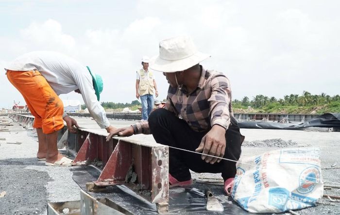  Trực tiếp làm việc tại công trường, anh Nguyễn Văn Vũ (công nhân thi công bê tông) cho hay, đội của anh chia làm 3 ca xoay vòng làm việc bất kể ngày đêm. Nhiều anh em mang theo đồ đạc, cơm nước vào công trường để bám ca đêm. 