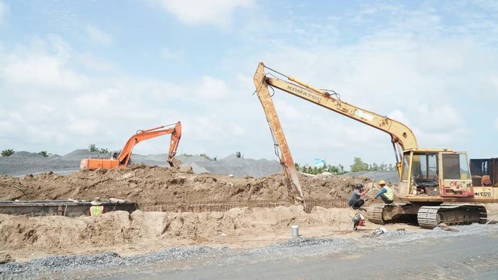  Thời gian qua, việc thi công Cảng hàng không Cà Mau gặp không ít thách thức do thời tiết mưa nhiều, giá xăng dầu và vật liệu tăng cao gây áp lực lớn cho các nhà thầu. 