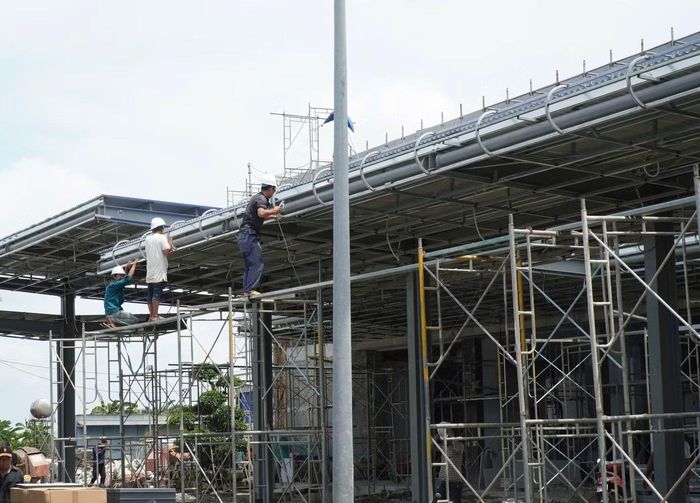 Ở gói thầu số 20 - thi công nhà ga hành khách, các đơn vị đã hoàn thiện được hơn 70% khối lượng, dự kiến hoàn thiện toàn bộ gói thầu vào cuối tháng 9 theo phương thức "cuốn chiếu". Nhà ga hành khách sân bay Cà Mau được cải tạo, mở rộng đạt công suất 500.000 khách/năm, và có thể mở rộng đảm bảo khai thác 1 triệu khách/năm khi có nhu cầu.