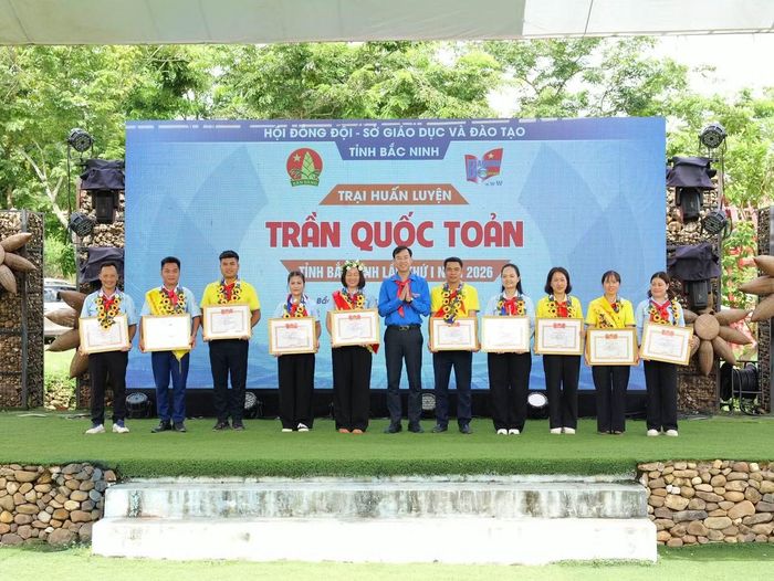 Khen thưởng các học viên trại huấn luyện.
