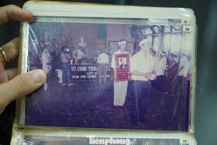 Năm 1998, hành trình tìm kiếm liệt sĩ Trần Phú Cương khép lại khi phần mộ của ông được quy tập về với gia đình sau nhiều năm xa cách. Ảnh: Nguyễn Tiến