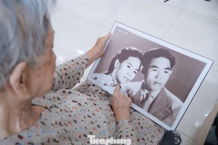 Bà Trần Thị Út kể lại ký ức về người chồng - chiến sĩ Biệt động Sài Gòn Trần Phú Cương, người hy sinh trong cuộc Tổng tiến công và nổi dậy Xuân Mậu Thân 1968. Ảnh: Nguyễn Tiến