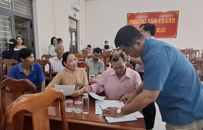 Người dân ký xác nhận đồng ý phương án hỗ trợ thiệt hại do UBND phường Tân Thành công bố.