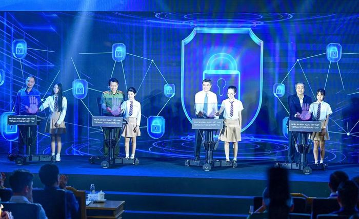Thủ tướng Chính phủ cùng các đại biểu thực hiện nghi thức hưởng ứng Ngày An ninh mạng Việt Nam