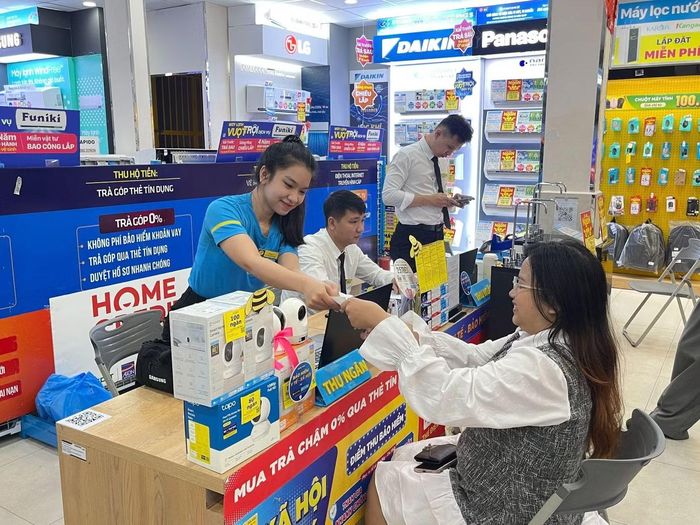 Bên cạnh bán lẻ thuần túy, Điện Máy Xanh còn kết hợp nhiều mảng khác để mang lại nguồn thu ổn định