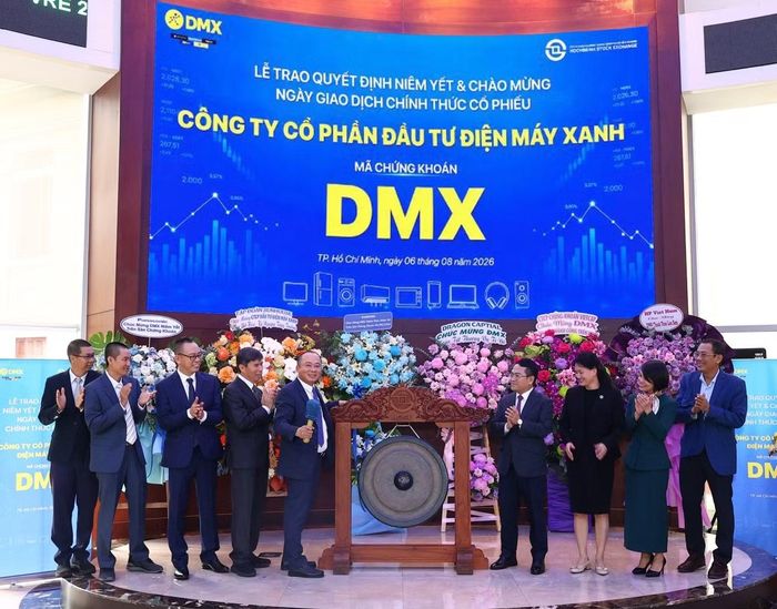 CEO Đoàn Văn Hiểu Em thực hiện nghi thức đánh cồng chào sàn HoSE tại thời điểm 9h00 ngày 06/08, đánh dấu thời điểm cổ phiếu DMX chính thức lên sàn giao dịch
