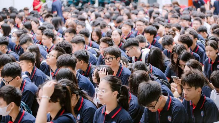 Học sinh Trường THPT Văn Hiến trong ngày trở lại trường sau kỳ nghỉ hè
