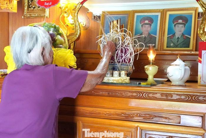 Ngày nào, mẹ Năm cũng tự tay thắp nén hương lên bàn thờ hai người con liệt sĩ.