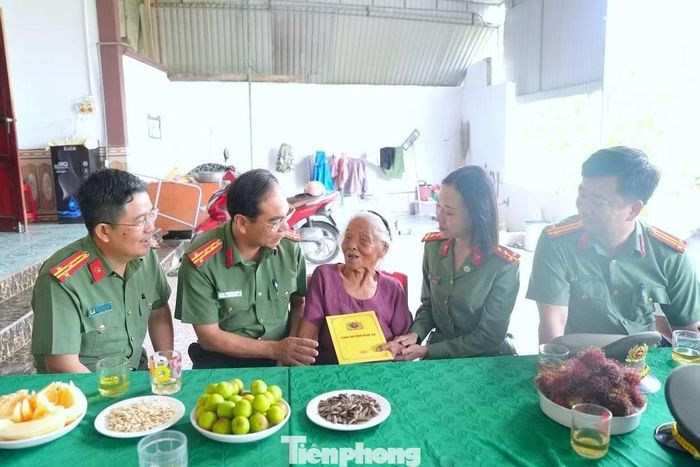 Đại tá Phạm Hữu Trường, Phó Giám đốc Công an tỉnh Nghệ An thăm, tặng quà Mẹ Việt Nam anh hùng Nguyễn Thị Năm.