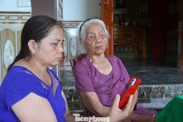 Bà Nguyễn Thị Bình (áo xanh) chia sẻ về hai người anh liệt sĩ.