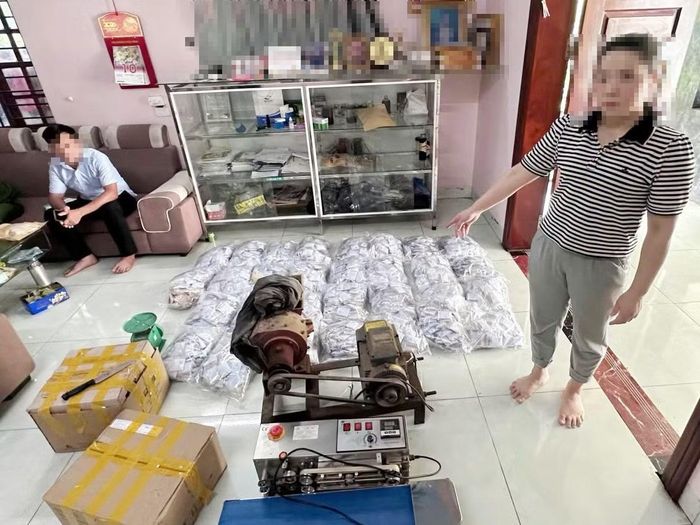 Công an kiểm tra, thu giữ số lượng lớn thuốc Đông y đóng gói cùng máy móc, phương tiện phục vụ việc sản xuất. Ảnh CAHN