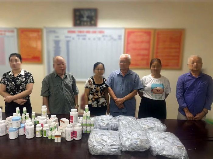 Các đối tượng liên quan cùng số thuốc hóa dược, tân dược và sản phẩm thuốc Đông y bị Cơ quan Công an phát hiện, thu giữ trong quá trình điều tra. Ảnh CAHN