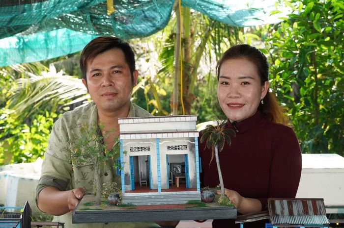 Với vợ chồng anh Trường, mỗi mô hình hoàn thành, được giao tới khách là một mảnh ký ức được lưu giữ, khi những nếp nhà xưa đã dần bị thay thế bằng nhà bê tông, nhà xây kiên cố.
