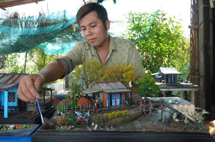 Từ những đơn hàng đầu tiên, anh tiếp tục nghiên cứu vật liệu, phối màu nhằm tăng tính chân thực cho sản phẩm. Kinh nghiệm từng làm công nhân kỹ thuật mực khi xưa đã giúp anh Trường phối màu, tạo dấu ấn thời gian trên từng sản phẩm. Một mô hình đơn giản làm mất khoảng 1-2 tuần, có mô hình nhiều chi tiết có thể mất nhiều tháng.
