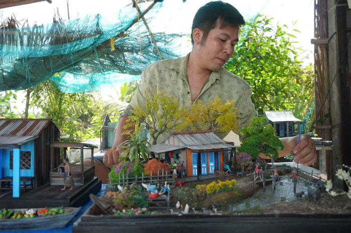  Thấy việc dựng mô hình có thể mang lại thu nhập ổn định, giữa năm 2025, anh Trường và vợ là chị Võ Thị Nha quyết định nghỉ làm công nhân, rời phố về quê Cà Mau khởi nghiệp. Hai vợ chồng mở xưởng chế tác ngay tại nhà, biến đam mê thành công việc chính, vừa chăm sóc con nhỏ và phụng dưỡng cha mẹ già. 