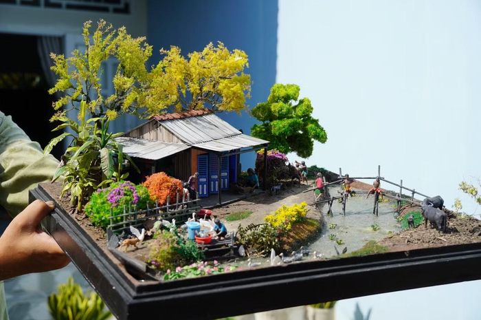 Các mô hình của vợ chồng anh Trường làm thường có kích thước 40x50cm, 60x60cm hoặc 80x80cm, hoặc theo yêu cầu của khách. Giá bán mỗi mô hình từ vài trăm nghìn đồng đến hơn 40 triệu đồng.