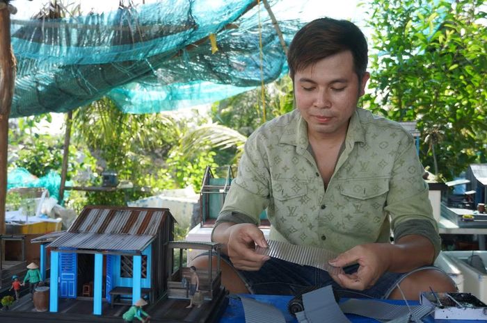 Thời điểm ban đầu học nghề, ngày anh Trường đi làm công nhân, tối ở phòng trọ mày mò tự làm mô hình bằng gỗ, giấy, keo dán. Mỗi mô hình thành phẩm, anh Trường lại chụp, quay clip đăng tải lên mạng xã hội. Nhiều người vào khen ngợi, động viên, có người còn đặt mua. Từ đây, anh Trường có nghề tay trái, thêm thu nhập.