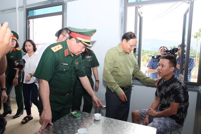 Bí thư Tỉnh ủy Lai Châu Lê Minh Ngân thăm hỏi, chia sẻ với những hộ dân chuyển đến khu tái định cư mới.