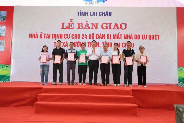 Bàn giao nhà cho các hộ dân
