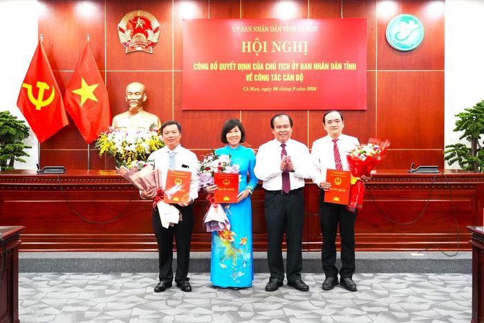 Ông Nguyễn Minh Luân - Phó Chủ tịch UBND tỉnh Cà Mau trao quyết định điều động, bổ nhiệm 3 phó giám đốc sở.