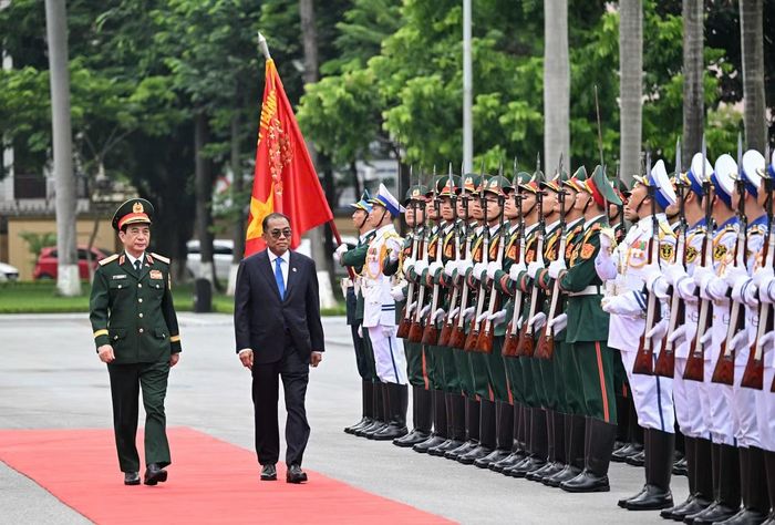 Đại tướng Phan Văn Giang và Bộ trưởng Quốc phòng Malaysia duyệt Đội danh dự Quân đội nhân dân Việt Nam.