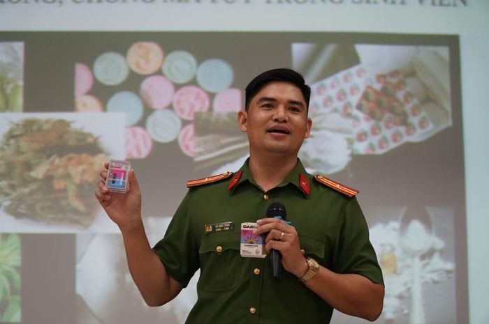Thiếu tá Vũ Đình Thinh - Phòng Cảnh sát điều tra tội phạm về ma túy, Công an TPHCM (PC04) hướng dẫn sinh viên cách nhận diện ma túy. Ảnh: Anh Nhàn