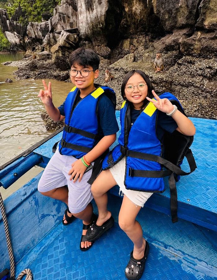 Em Vũ Cao Đỗ Quyên, lớp 3 và Vũ Cao Thiên Bảo, lớp 6
