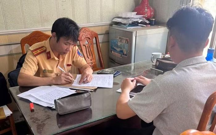 Tài xế Nguyễn Đức Toàn làm việc với cơ quan công an.