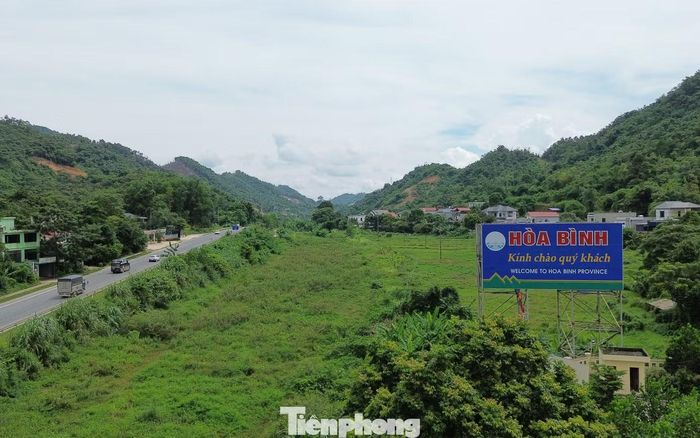 Ghi nhận của phóng viên cho thấy, tại điểm giáp ranh giữa TP. Hà Nội và tỉnh Phú Thọ trên cao tốc Hòa Lạc – Hòa Bình, biển "Hòa Bình kính chào quý khách" vẫn được giữ nguyên.
